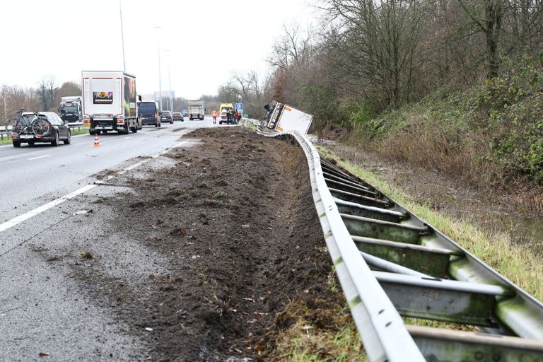 Hoe het ongeluk op de A73 bij Haps kon gebeuren, wordt onderzocht (foto: SK-Media).