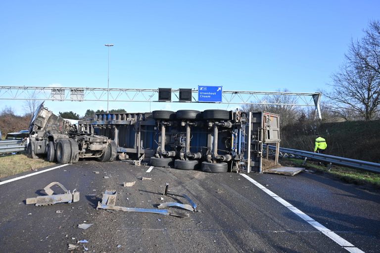 De vrachtwagen blokkeerde de hele weg (foto: Tom van der Put/SQ Vision).