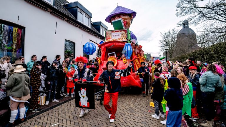 De grote carnavalsoptocht op Den Haaykaant (Raamsdonk)(foto: EYE4images).