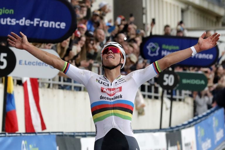 Mathieu van der Poel wint Parijs-Roubaix. (foto: ANP)