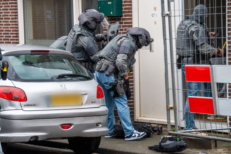 Politie deed een inval in de buurt (foto: Dave Hendriks / SQ Vision).