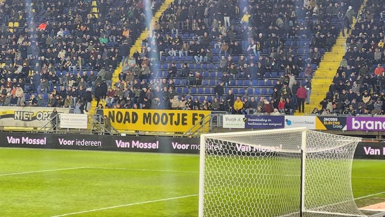 Het spandoek voor Mootje bij vak F7 waar ze altijd zit.