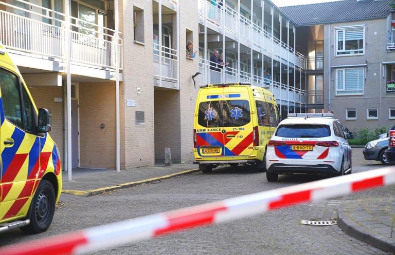 Buurvrouw helpt bebloede moeder en gestoken dochter na ruzie (foto: Bart Meesters/SQ Vision).