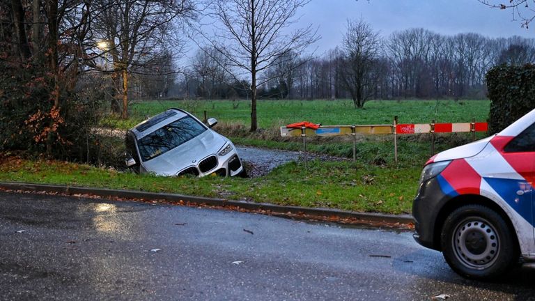 Dronken bestuurder komt in sloot terecht (foto: SQ Vision).