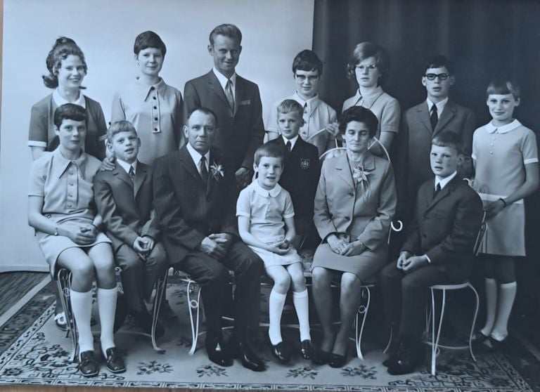 Het gezin Peters in 1970. Achterste rij v.l.n.r. Tonny, Ans, Thomas, Toos, Rina, Jan en Rieky. Voorste rij v.l.n.r. Jeanne, Gerrie, vader Johan, Elly (zittend), Hennie, moeder Anna en Frans.