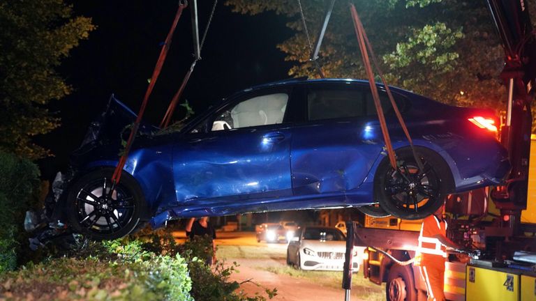 De zwaar beschadigde auto moest worden getakeld (foto: SQ Vision).