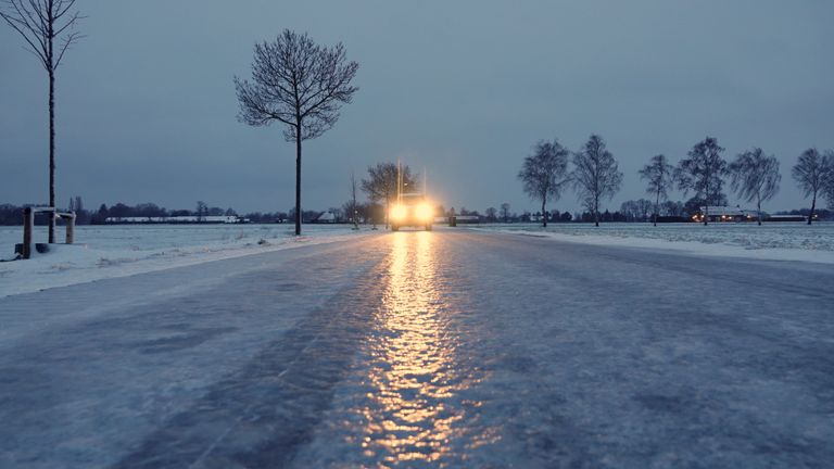 Het is maandag nog altijd glad op de weg (foto: Ben Saanen).