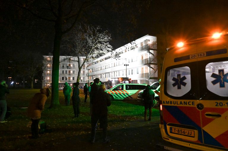 Bewoners van een appartementencomplex in Breda moesten een tijdje naar buiten (foto: Perry Roovers/SQ Vision).