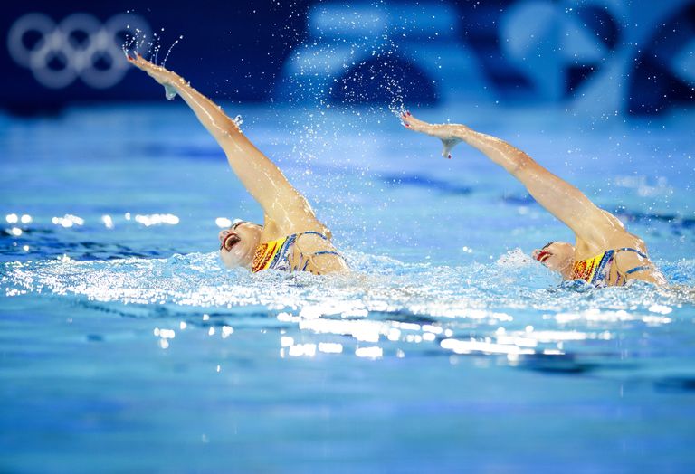 Noortje en Bregje de Brouwer tijdens vrije kür in het Aquatics Centre op de Olympische Spelen. (foto: ANP 2024/Iris van den Broek).