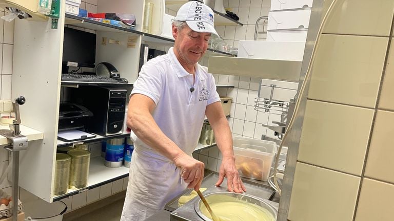 Bakker Guido bereidt de witte chocoladebollen (foto: René van Hoof).