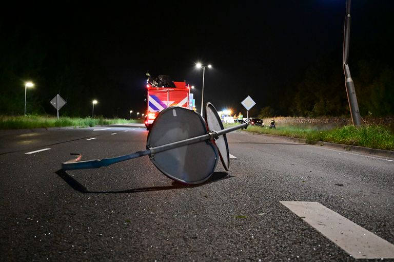 Bij de botsing in Breda raakte een lantaarnpaal beschadigd en belandde een paal met verkeersborden op de weg (foto: Perry Roovers/SQ Vision).