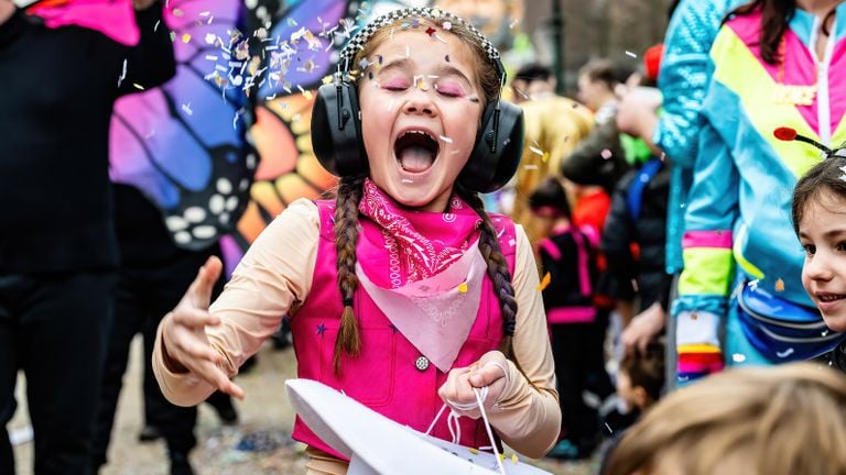 De grote carnavalsoptocht op Den Haaykaant (Raamsdonk)(foto: EYE4images).