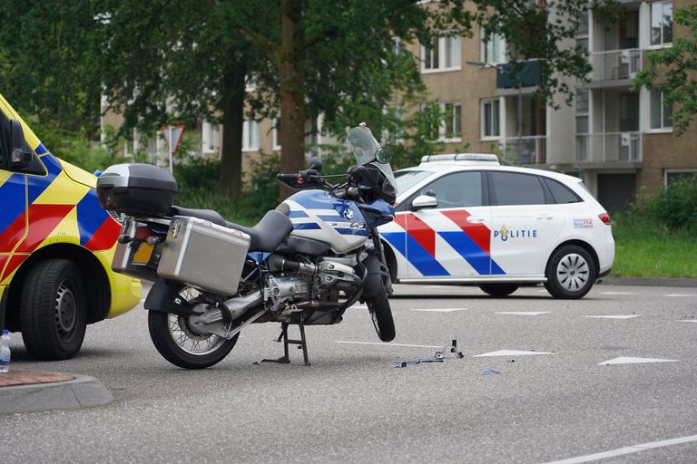 Motorrijder klapt tegen de zijkant van een auto en raakt gewond (foto: Jeroen Stuve/SQ Vision).