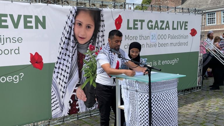 Tijdens de actie werden namen van jonge Palestijnse slachtoffers opgenoemd (foto: René van Hoof).
