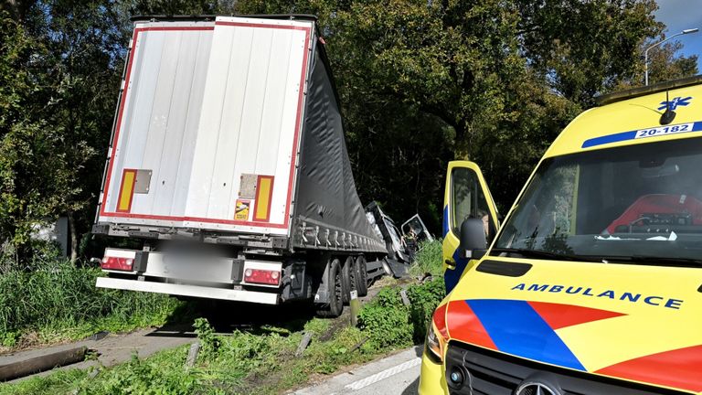 De vrachtwagen die van de weg raakte (foto: Toby de Kort/SQ Vision).