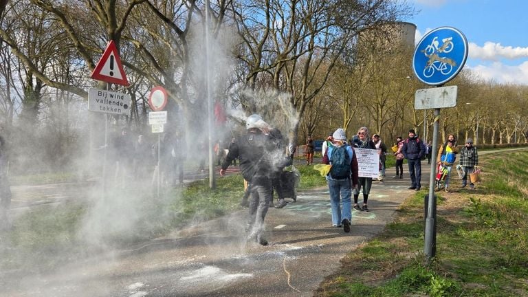 Een buurtbewoner gooit meel en eieren naar de activisten (foto: Noël van Hooft).