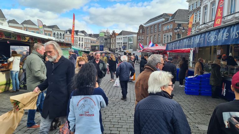 Drukte op de Markt in Den Bosch (foto: Noël van Hooft)