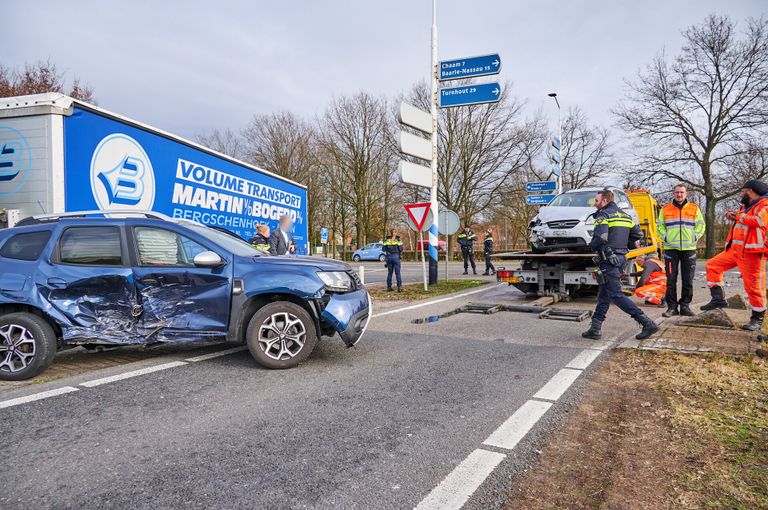 De auto's raakten aanzienlijk beschadigd bij de botsing in Ulvenhout (foto: Tom van der Put/SQ Vision).
