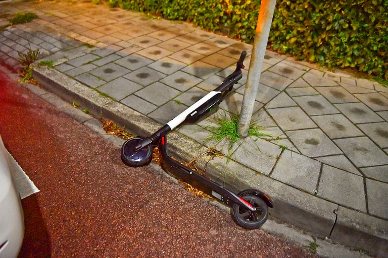 De man viel op een rotonde in Valkenswaard van zijn elektrische step (foto: Rico Vogels/SQ Vision).