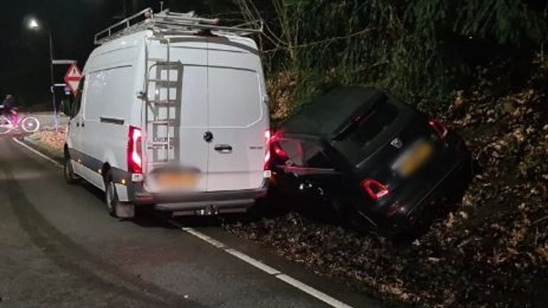 De auto crashte in een poging de bestelbus te passeren (foto: Instagram wijkagenten Son en Breugel).