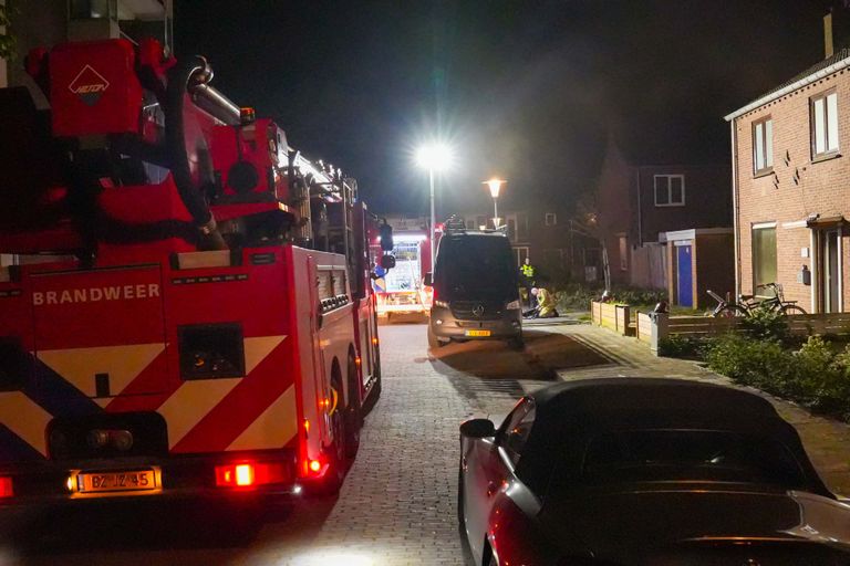 De brandweer voor het huis aan de Van Gentstraat in Helmond (foto: Harrie Grijseels/SQ Vision).
