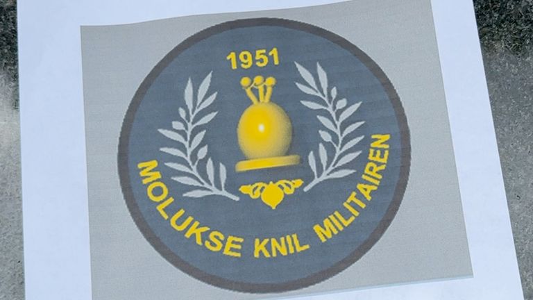 Het ontwerp voor het vignet waar ook de voor de Molukken belangrijke kruiden nootmuskaat en kruidnagel in verwerkt zijn. 