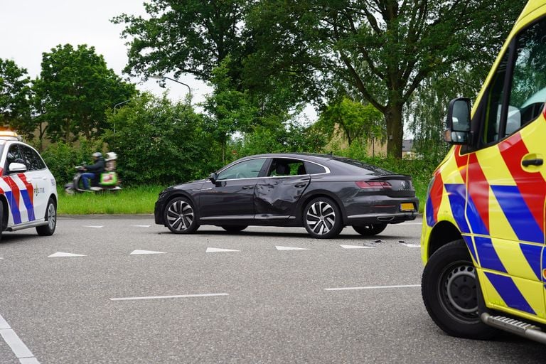 Motorrijder klapt tegen de zijkant van een auto en raakt gewond (foto: Jeroen Stuve/SQ Vision).