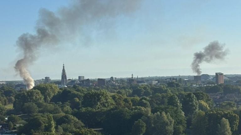 Twee rookpluimen vanwege twee branden in Breda (foto: Ad).