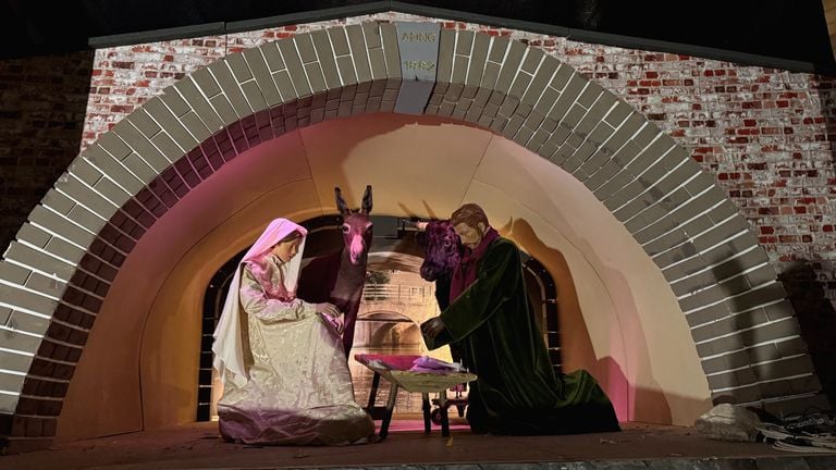 De Diezebrug, die eerder nog dit jaar door de straten van Oeteldonk reed, staat in de kerststal (foto: Megan Hanegraaf).