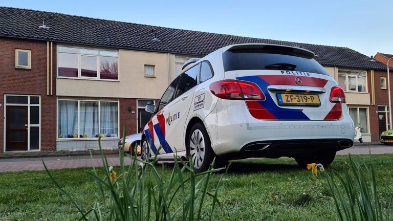 De ochtend na de brand staat alleen nog een politieauto voor de deur (foto: Noël van Hooft).