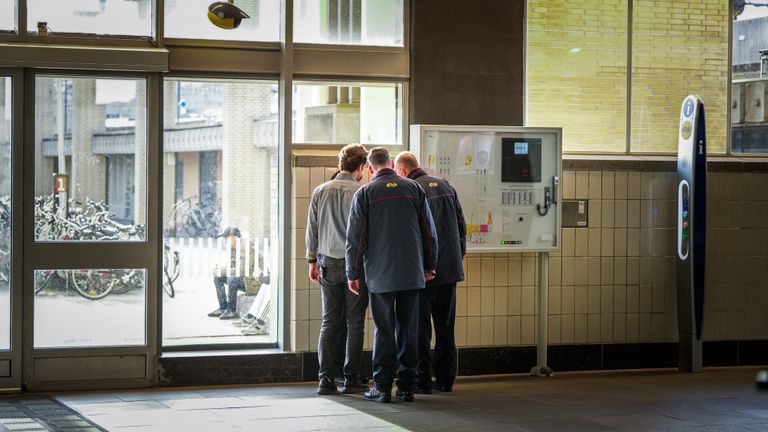 NS-personeel op zoek naar de oorzaak van de storing (foto: SQ Vision Mediaprodukties).