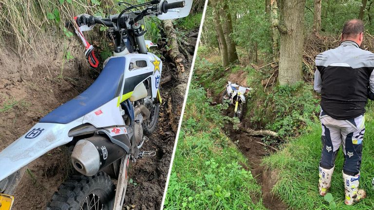 De wildcrosser strandde in de sloot (foto's: Instagram @boastaatsbosbeheerbrabant).