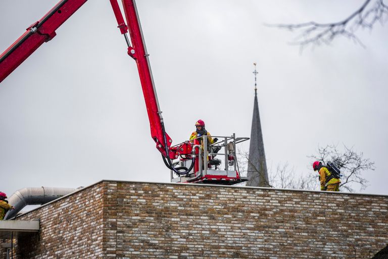 De brandweer op het dak van het dorpshuis in Nederwetten (foto: SQ Vision).