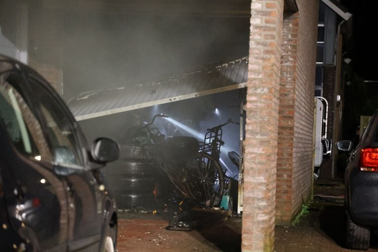 De schade in de garage zou volgens de brandweer groot zijn (foto: SK-Media).