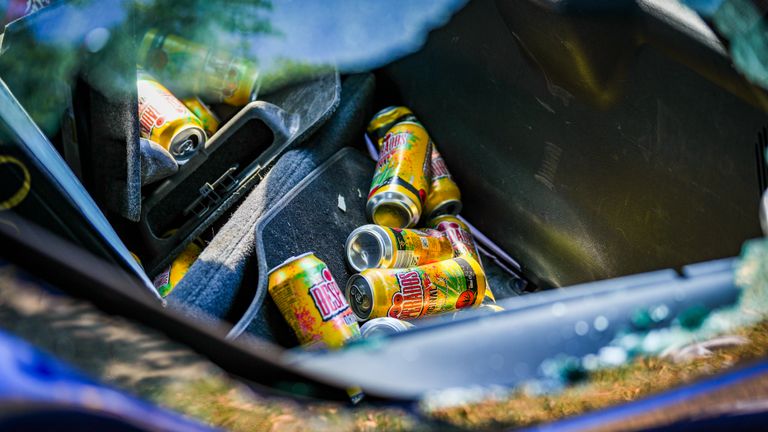 Achterin de auto lagen meerdere blikken bier (foto: SQ Vision).