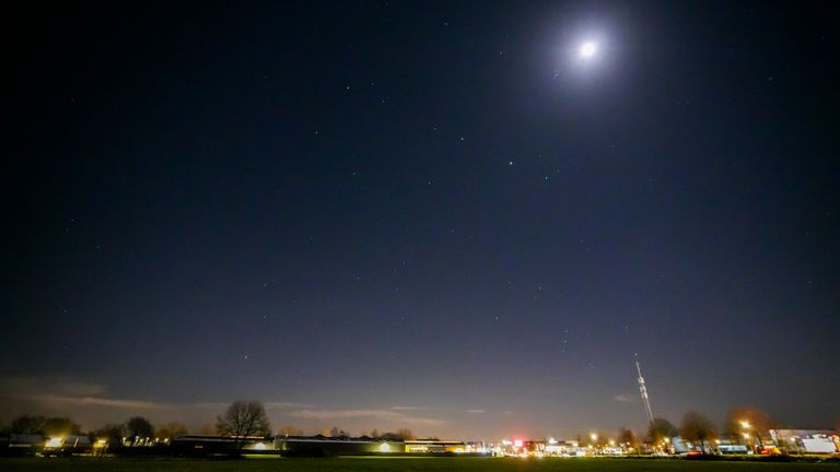 De fotograaf had geluk dat de wolken weggetrokken waren toen hij met de hond ging wandelen (foto: SQ Vision).