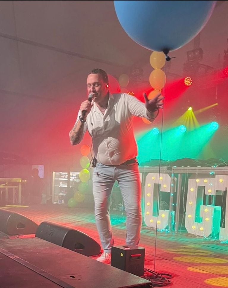 Maarten tijdens een van zijn optredens (privéfoto).