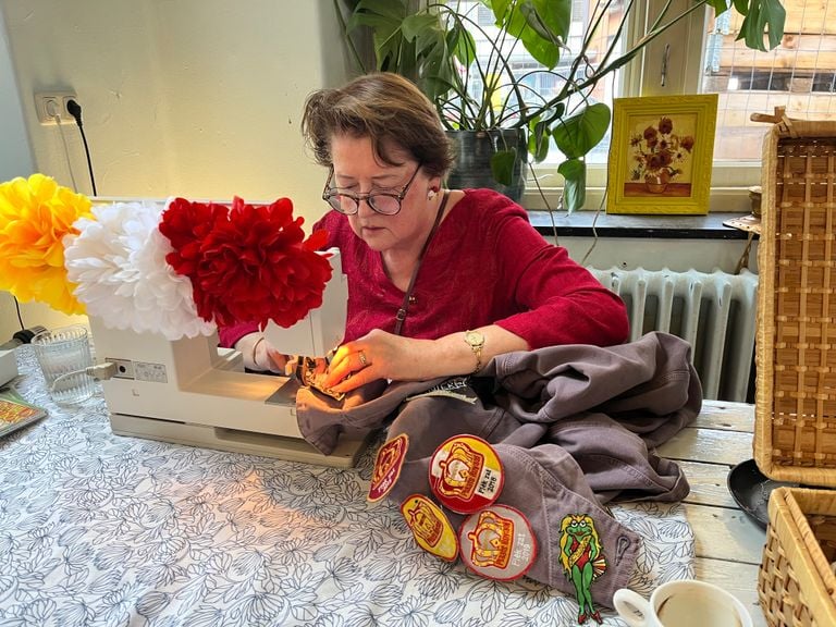 Naaister Jetty heeft in haar hele leven al honderden emblemen op kielen gezet (foto: Megan Hanegraaf). 