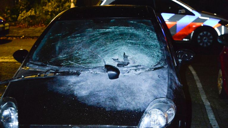 Eerder op de avond werd in de Elandstraat een auto beschadigd door vuurwerk (Foto: Perry Roovers/SQ Vision)