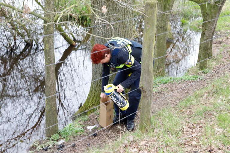 De politie heeft de lachgastank uit de berm in Linden gehaald en meegenomen (foto: SK-Media).