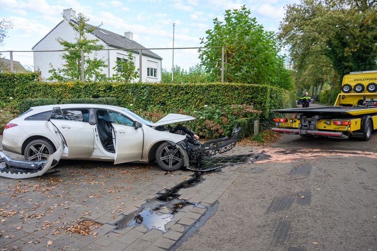 De gecrashte auto is door een bergingsbedrijf meegenomen (foto: Tom van der Put/SQ Vision).