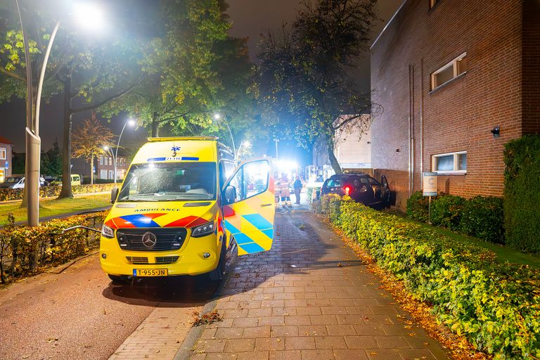 De bestuurder van de auto was ongedeerd maar werd wel meegenomen naar het politiebureau, mogelijk omdat ze onder invloed was (foto: Gabor Heeres/SQ Vision).