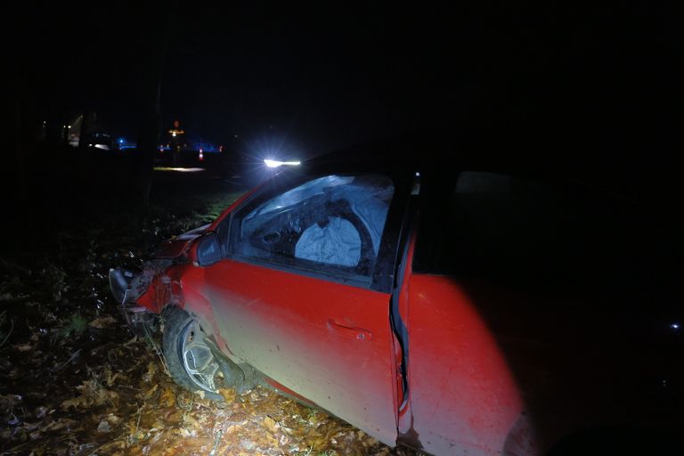 De bestuurder van de auto ging er na de crash vandoor (foto: SK-Media).