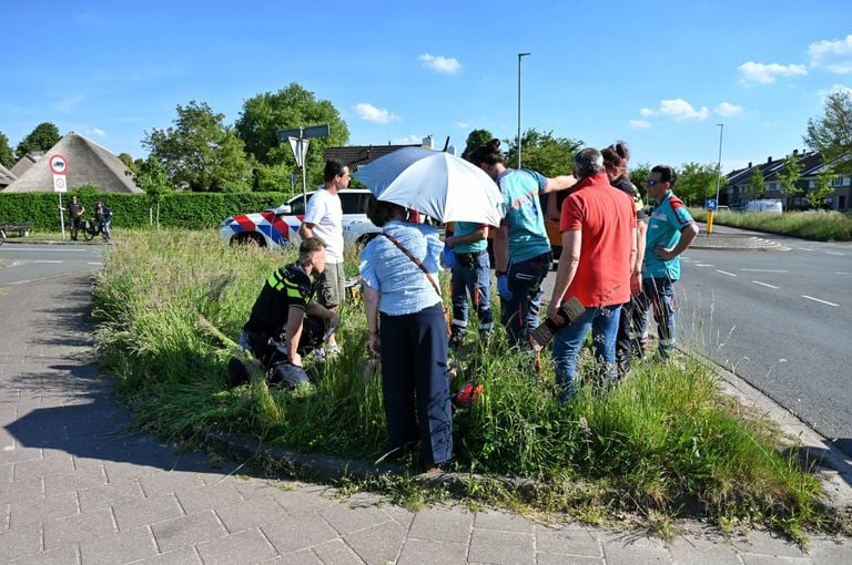 Het slachtoffer werd onder een paraplu onderzocht (foto: Persbureau Heitink).
