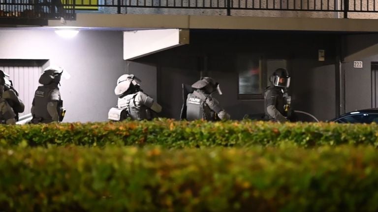 Leden van een arrestatieteam maken zich klaar een flatwoning binnen te vallen (foto: Persbureau Heitink).
