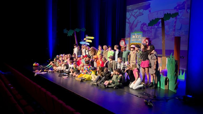 De finale van de eindmusical. Nog één keer allemaal samen knallen. (foto: Raoul Cartens)