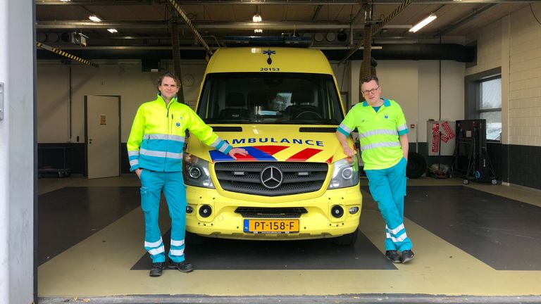 Ambulancewerkers Arie de Fijter (42, links) (en Vincent van der Dussen (43, rechts) in hun post in Waalwijk.