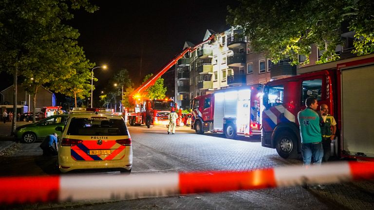 Vanwege de brand in de flat aan de Lauwerszeeweg in Eindhoven werden meerdere hulpdiensten opgeroepen (foto: Sem van Rijssel/SQ Vision).