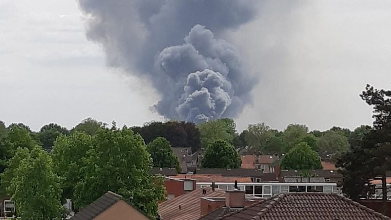 De rook die bij de brand in Reusel vrijkomt, is in de verre omtrek te zien.