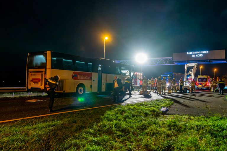 Na het ongeluk met de touringcar werden diverse hulpverleners opgeroepen (foto: Jürgen Versteeg/SQ Vision).